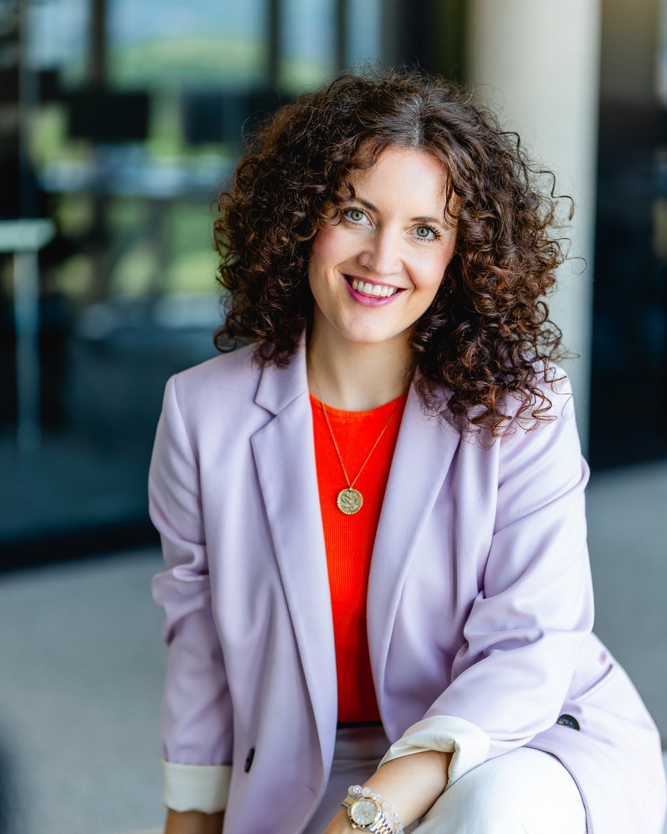 Julia Kreft, Coach & Speaker für innere Transformation, lächelnd im Business-Outfit