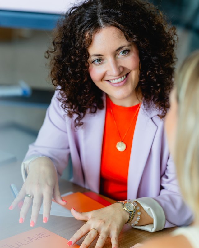 Julia Kreft im pers&ouml;nlichen Coaching-Gespr&auml;ch am Tisch