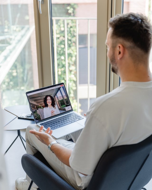 Coaching-Session per Video-Call mit Julia Kreft auf dem Laptop-Bildschirm