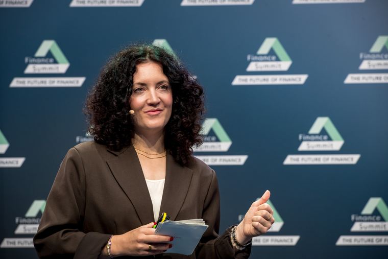 Julia Kreft l&auml;chelnd w&auml;hrend ihrer Keynote beim Finance Summit