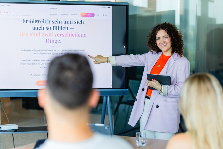 Julia Kreft im interaktiven Workshop mit Teilnehmenden