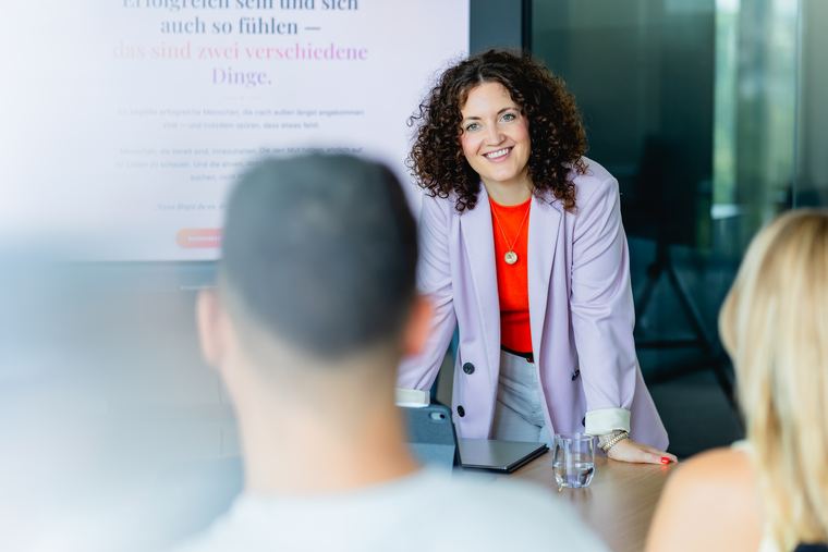 Julia Kreft im Gespr&auml;ch w&auml;hrend eines Workshops