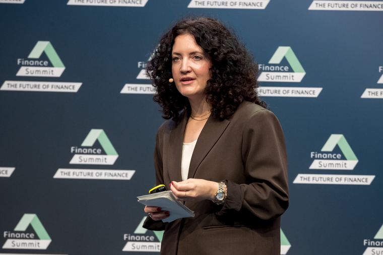 Julia Kreft als Keynote-Speakerin auf der B&uuml;hne des Finance Summit