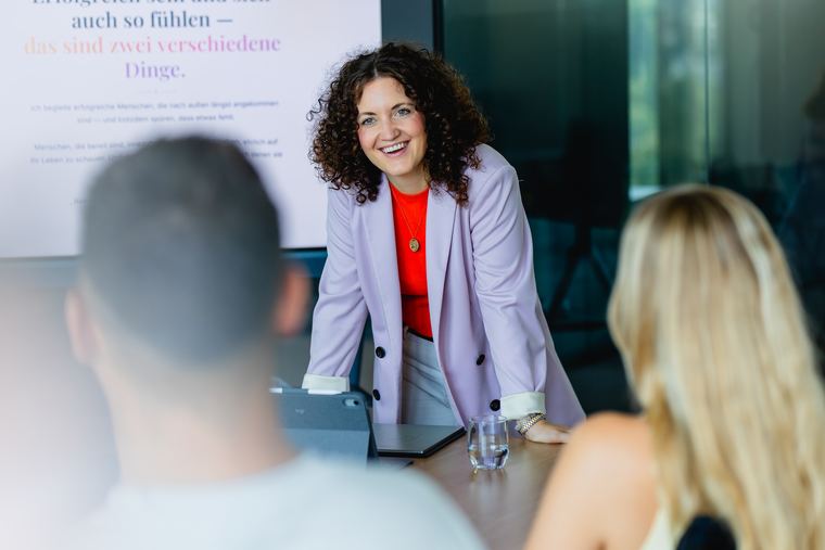 Julia Kreft im Austausch mit Teilnehmenden eines Workshops